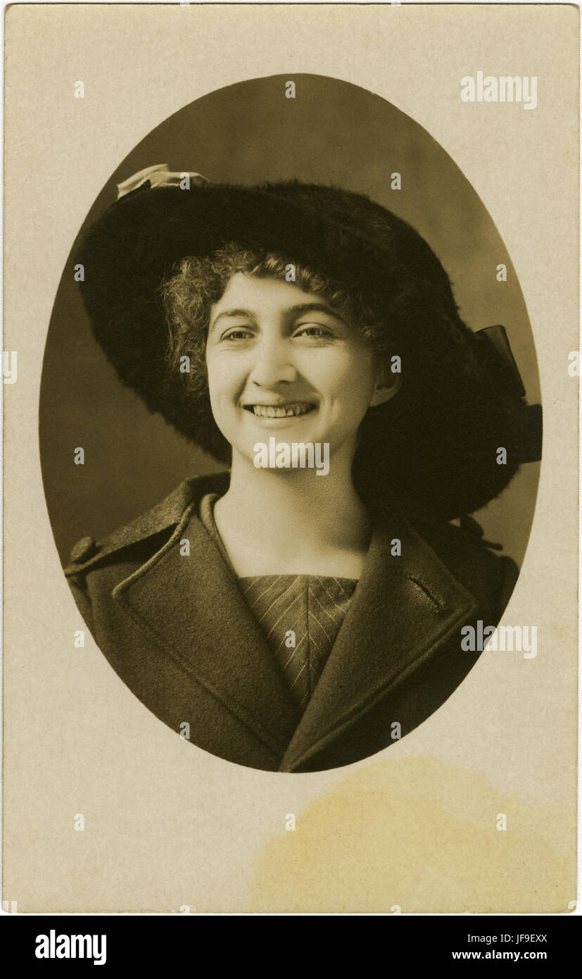 Un portrait historique d'Edythe Hamilton, 15 ans, mettant en valeur un moment figé dans le temps de 1914. Banque D'Images