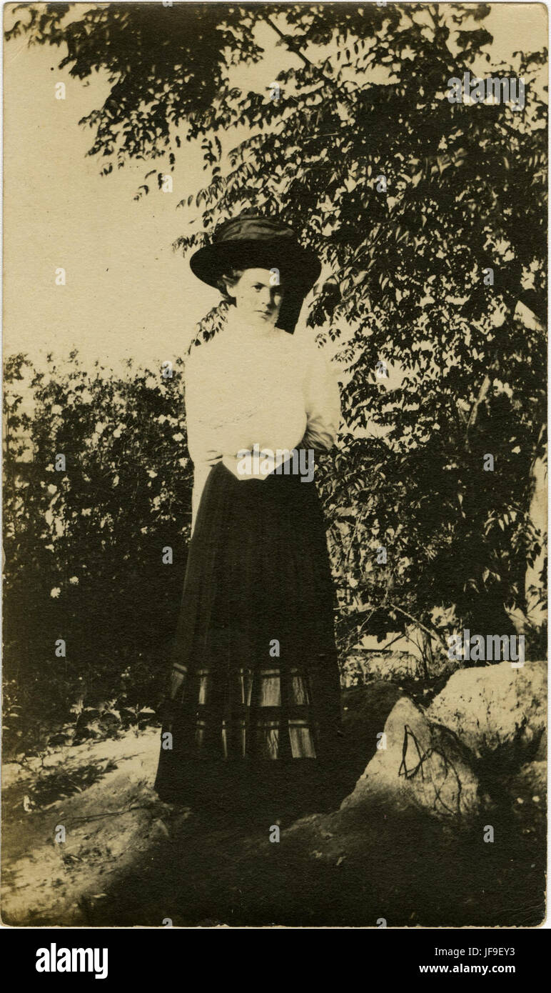 Portrait vintage d'une femme non identifiée, capturant l'essence de la mode historique et du portrait du début du XXe siècle. Banque D'Images
