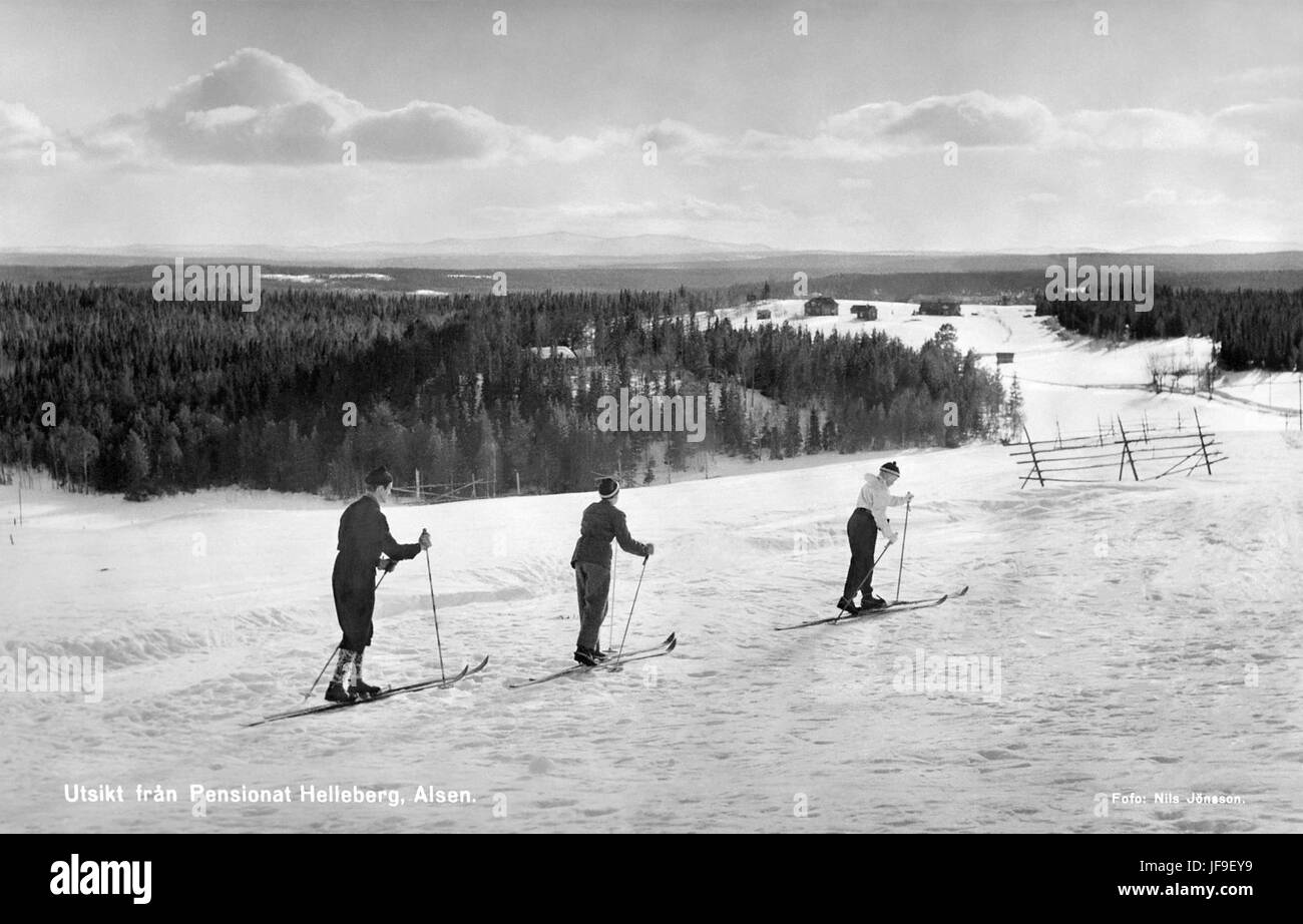 Une photographie hivernale de skieurs à l'hôtel familial Helleberg à Alsen, Jämtland, Suède, capturant une destination touristique populaire au XXe siècle. Banque D'Images