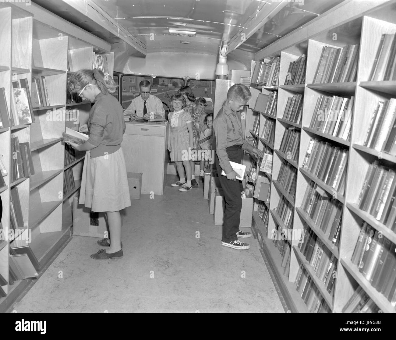 On voit les clients profiter des services de la bibliothèque publique d'Edmonton Book Mobile, un service de bibliothèque mobile qui apporte des livres directement à la communauté. Cette initiative appuie l'alphabétisation et l'accès à l'éducation dans les régions éloignées et mal desservies de l'Alberta. Banque D'Images