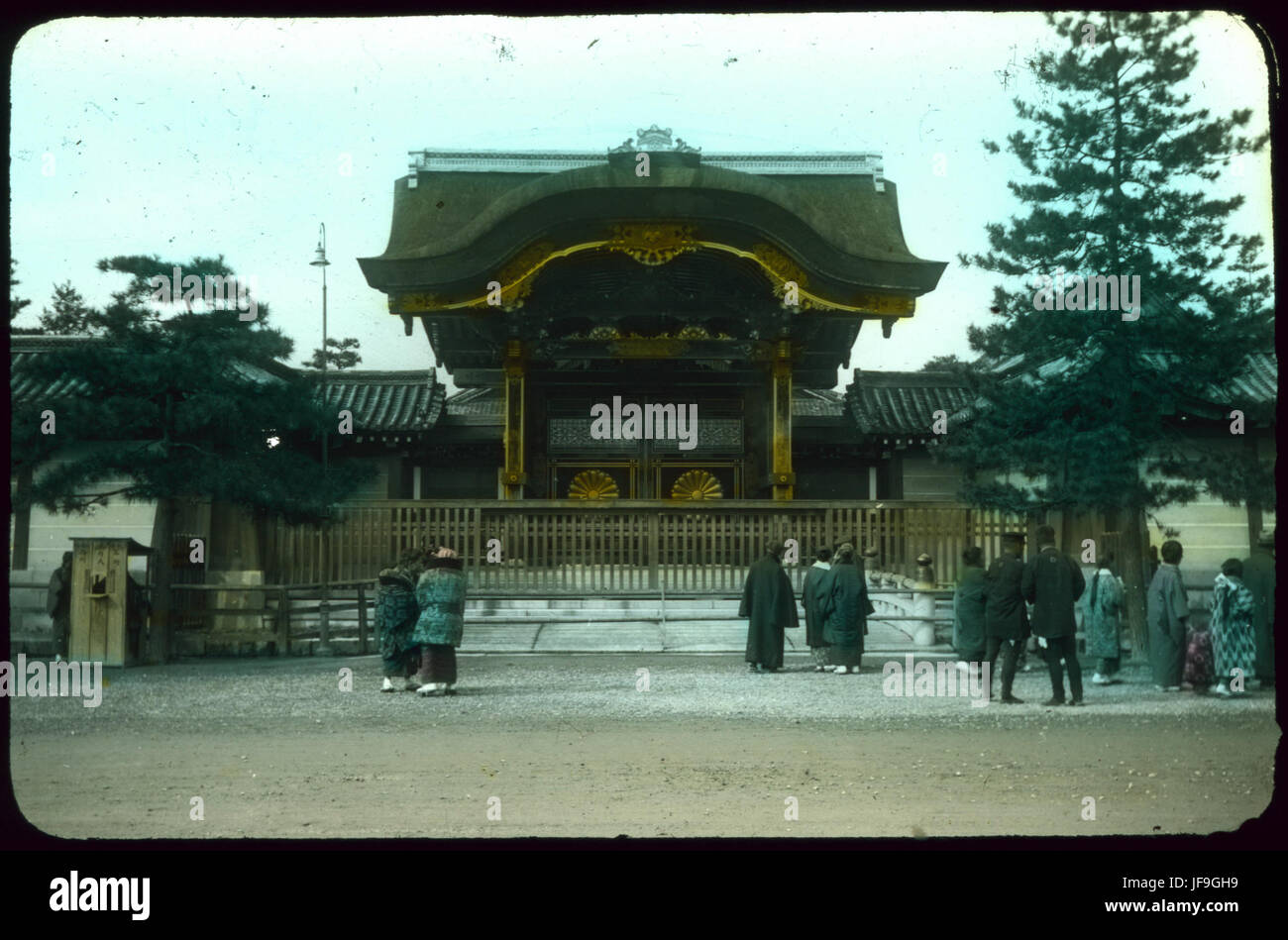 Une scène historique de personnes en tenue traditionnelle et d'hommes en uniforme militaire pendant l'époque Meiji au Japon (1868-1912) Banque D'Images