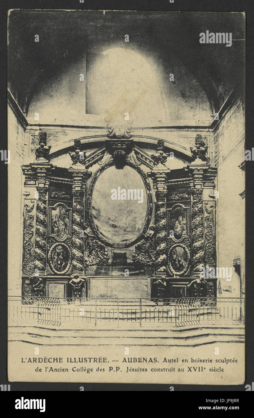 L'autel en bois finement sculpté de l'ancien collège d'Aubenas, reflétant le riche patrimoine historique et religieux de la ville. Banque D'Images