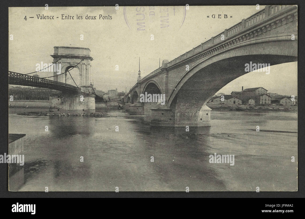 Une vue panoramique de Valence, France, entre les deux ponts, offrant une perspective pittoresque de cette ville historique française. Banque D'Images