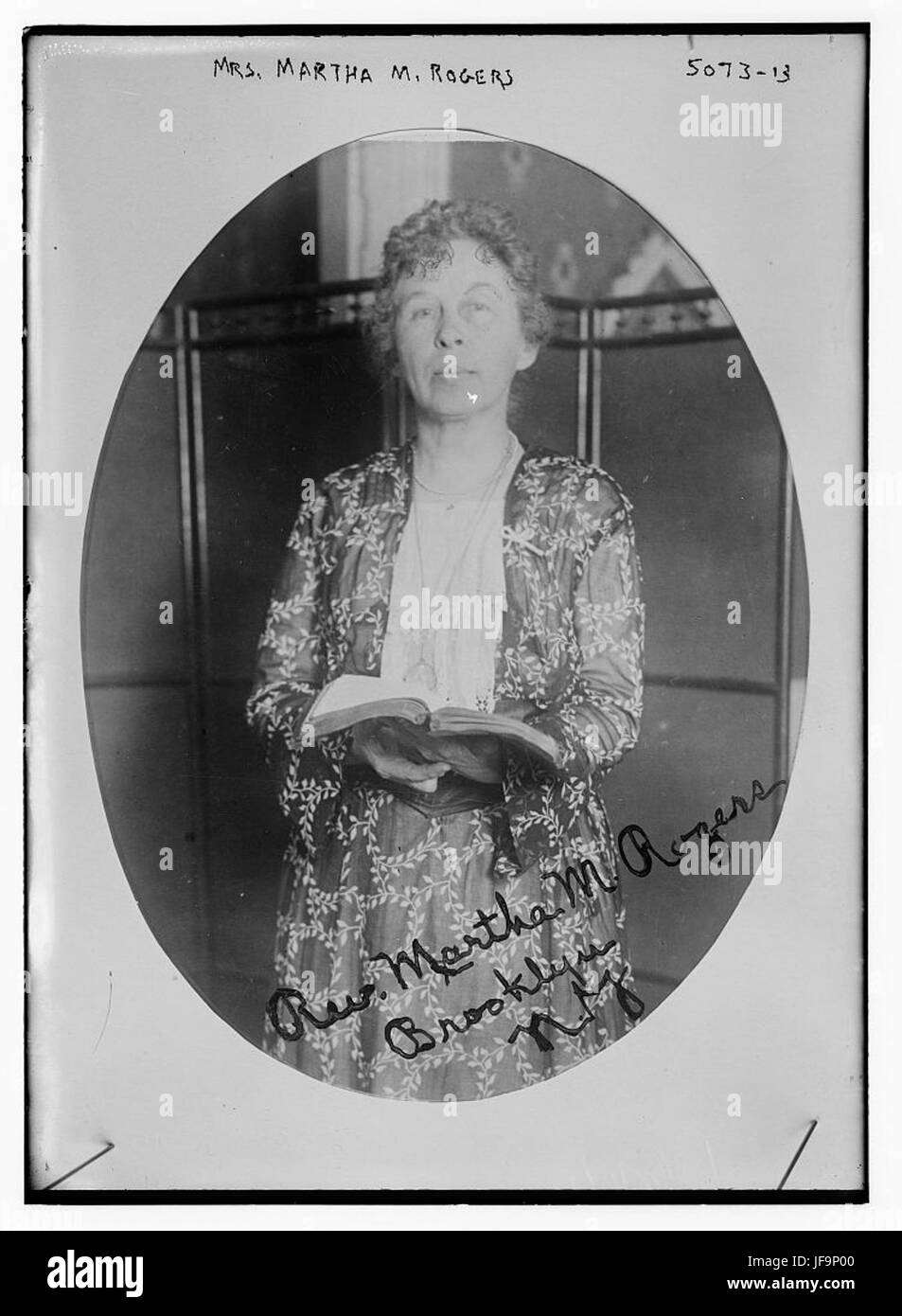 Une photographie ou un portrait de MRS Martha M. Rogers, potentiellement une figure historique ou une femme influente de son temps. Banque D'Images