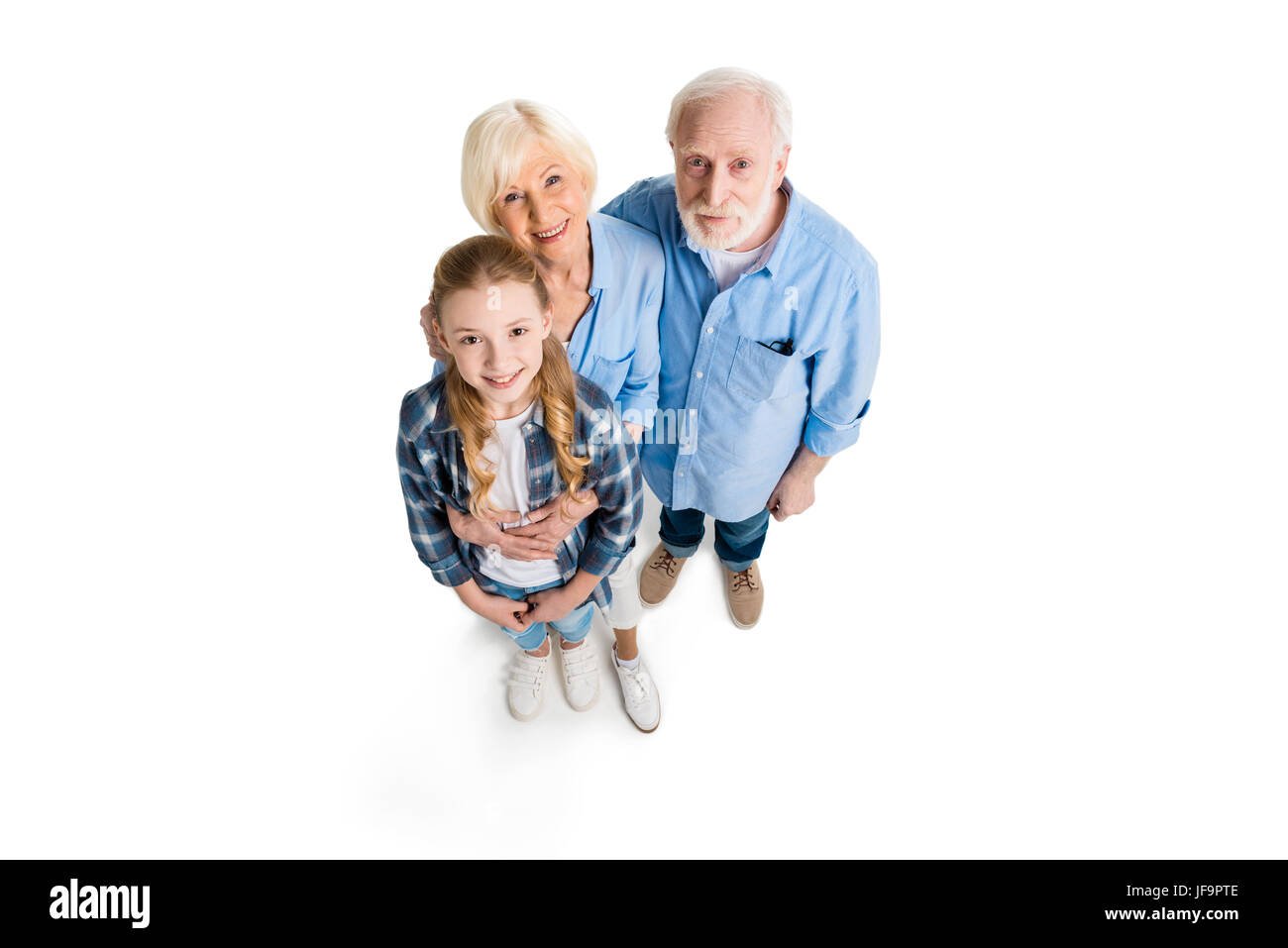 Vue supérieure de l'heureux grand-père, la grand-mère et petit-enfant hugging and looking at camera isolated on white Banque D'Images