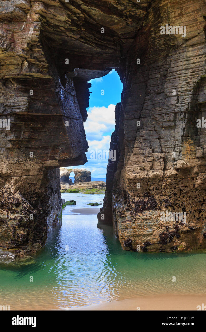 Arches naturelles sur la plage. Banque D'Images