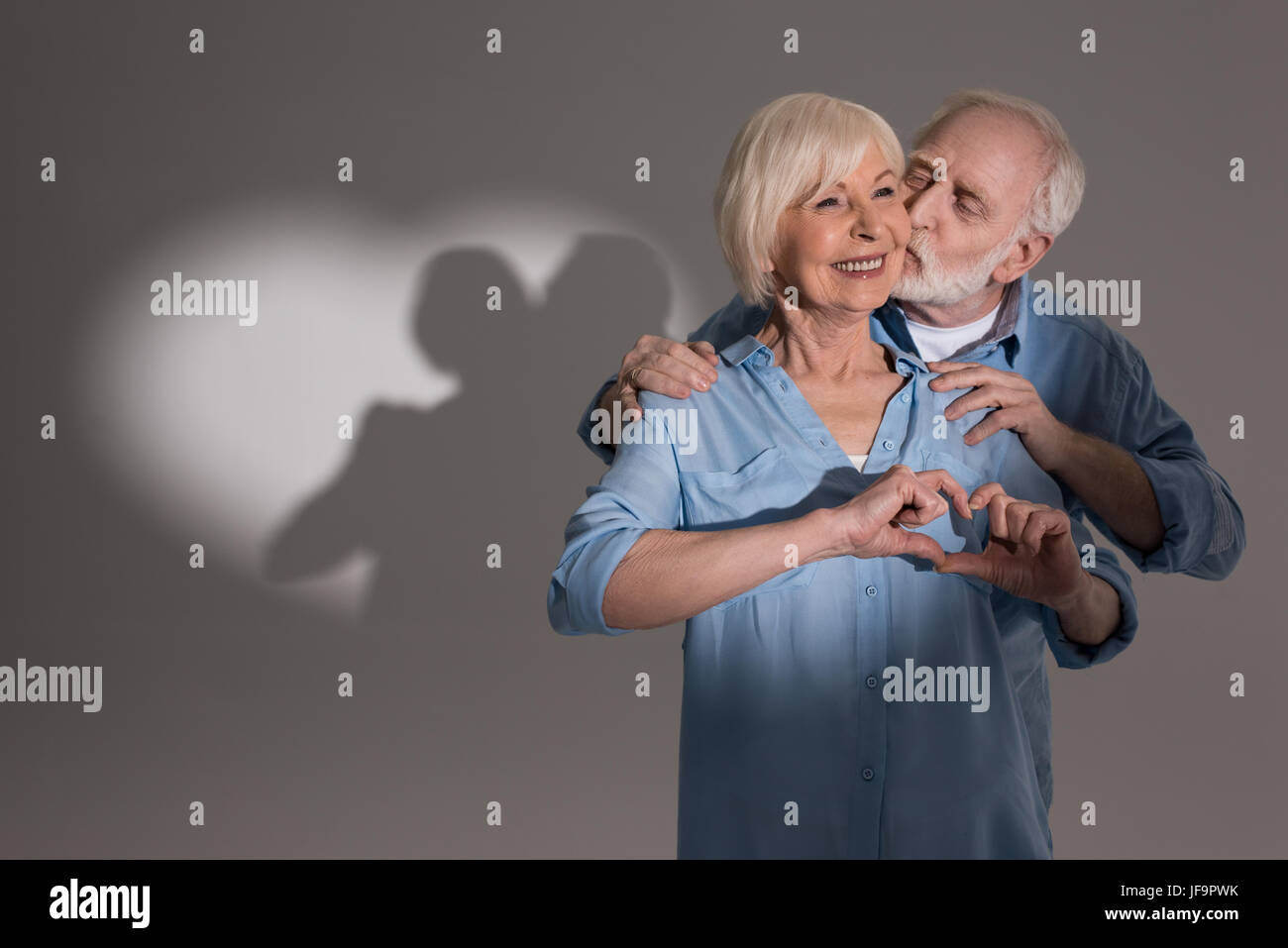 couple mature faisant l amour