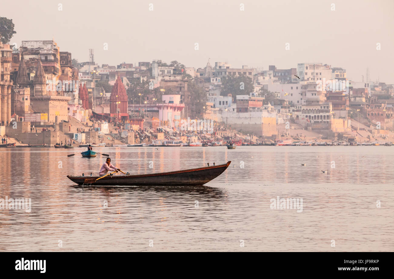 Des barques sur le Gange au lever du soleil, Varanasi, Uttar Pradesh, Inde. Banque D'Images