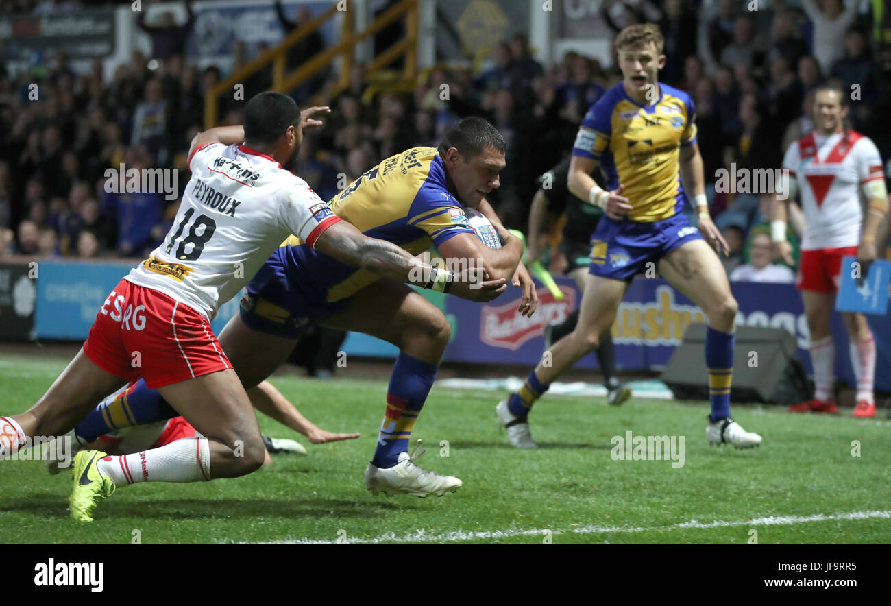 Leeds Rhinos' Ryan Hall plongées dans son score à côtés quatrième essai au cours de la Super League Betfred à Headingley Carnegie Stadium, Leeds. Banque D'Images