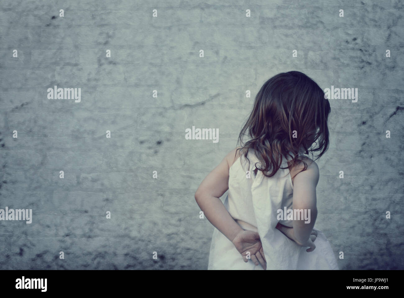 Mur de brique de l'enfant déprimé Banque D'Images