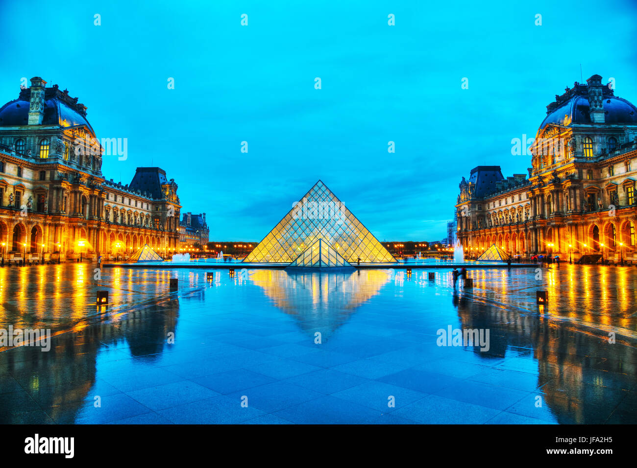 La pyramide du Louvre à Paris, France Banque D'Images
