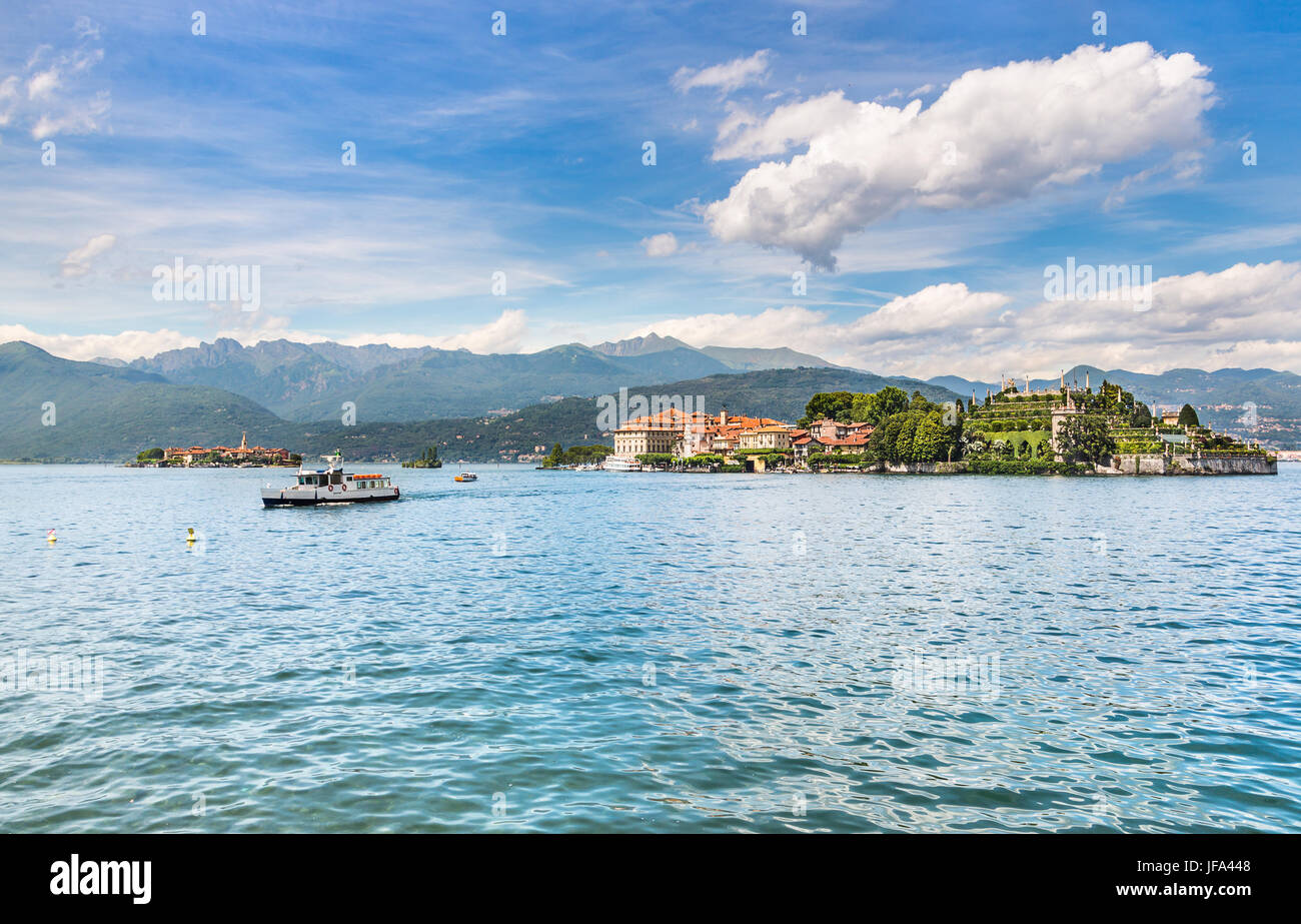 Beau lac Majeur avec les Alpes. Italie Banque D'Images