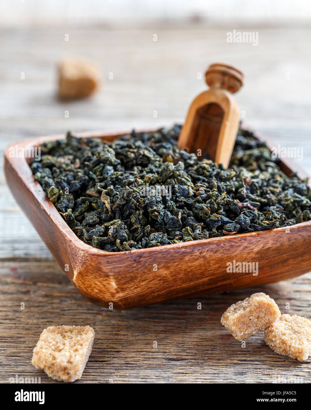 L'oolong vert dans un bol en bois. Banque D'Images