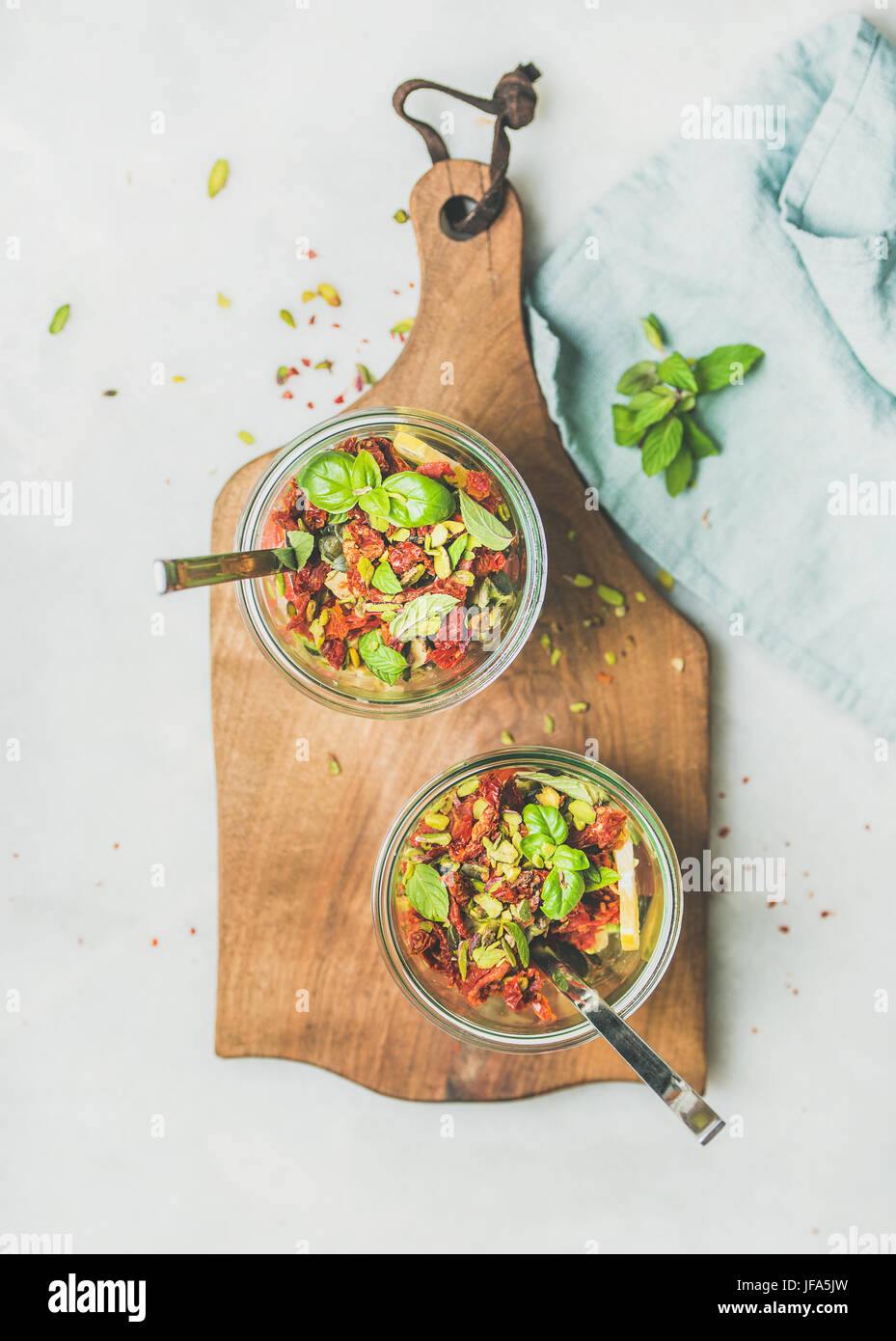 Salade saine avec quionoa, Avocat, tomates séchées, vue d'en haut Banque D'Images