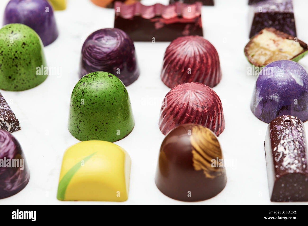 Bonbons de chocolat colorés Photo Stock - Alamy