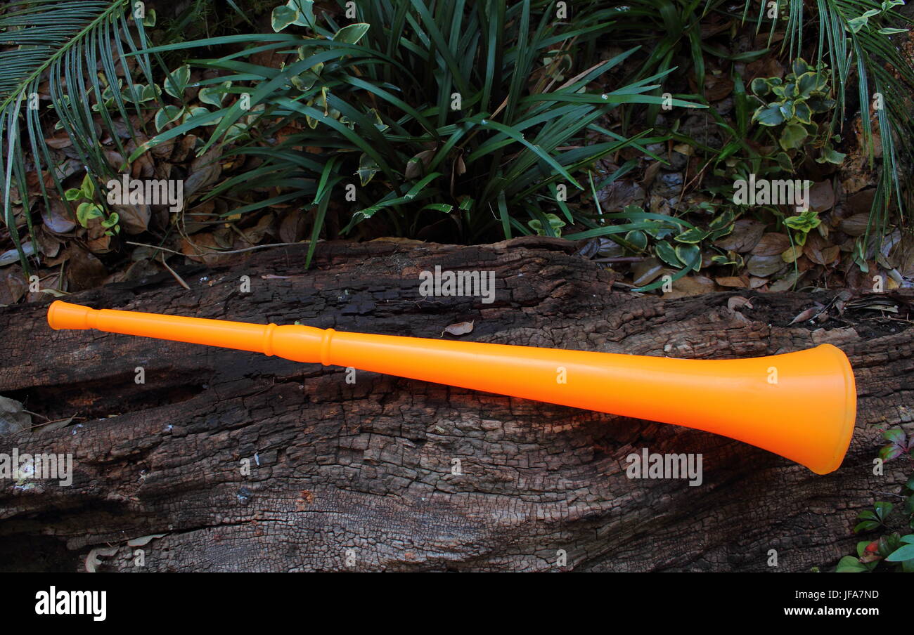 Vuvuzela couleur orange un instrument de cône en plastique qui