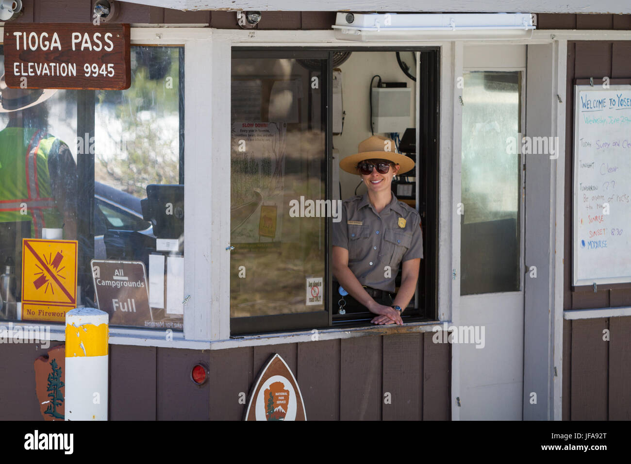 Yosemite National Park, California, USA. 29 Juin, 2017. 29 juin 2017.Un sourire Yosemite National Park ranger attend les visiteurs à la Tioga Pass l'entrée dans le parc. Tioga Road, la poursuite de l'autoroute 120 à Yosemite National Park, ouvert aux véhicules à 8:00 am aujourd'hui.Jamie Richards, Yosemite National Park Officier des affaires publiques, a déclaré cet après-midi, ''Yosemite National Park est très heureux d'avoir ouvert la route de Tioga pour la saison d'été 2017. Services le long de la route de Tioga sont très limités, et sera limité pendant plusieurs semaines. Il n'y a pas de nourriture, essence, ou des services d'hébergement disponible à l'e Banque D'Images