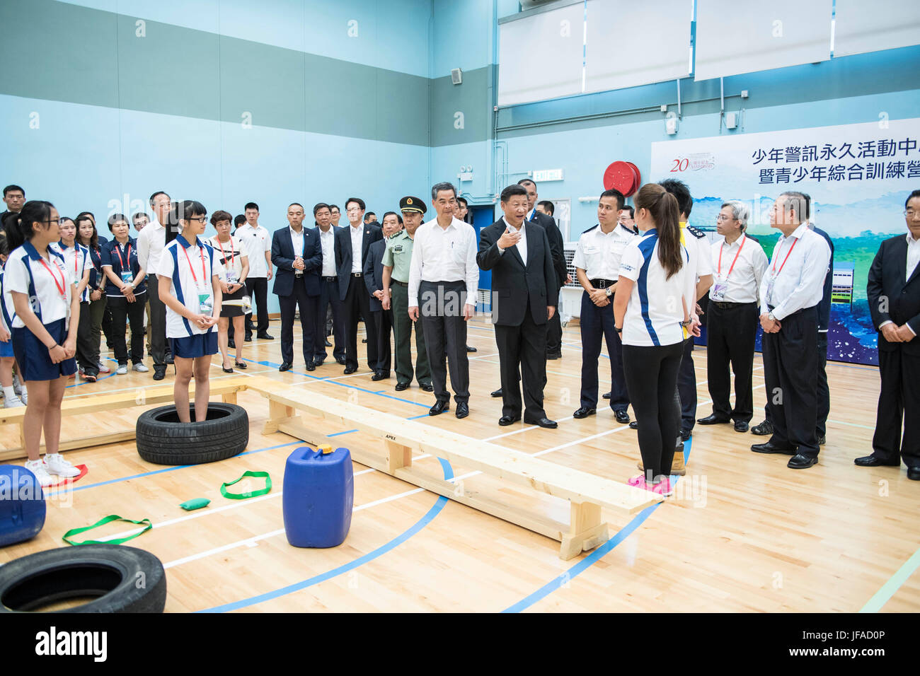 (170630) -- HONG KONG, 30 juin 2017 (Xinhua) -- le président chinois Xi Jinping parle avec appel Police Junior (JPC) membres lors de la visite du Centre d'activités permanentes de la CPM et intégré les jeunes Camp d'entraînement à Hong Kong, Chine du sud, le 30 juin 2017. (Xinhua/Li Tao) (ly) Banque D'Images
