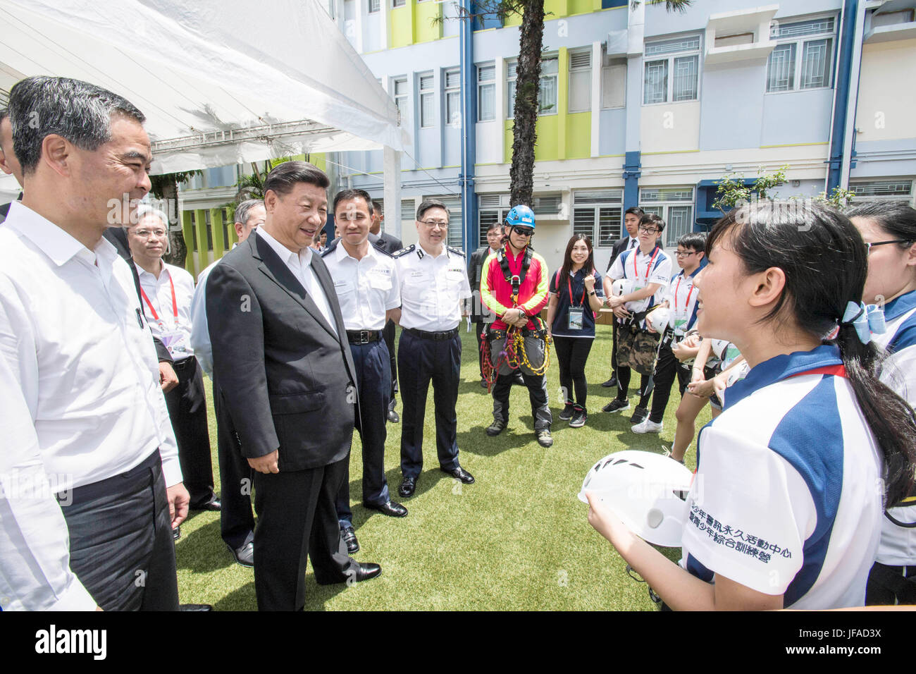 (170630) -- HONG KONG, 30 juin 2017 (Xinhua) -- le président chinois Xi Jinping parle avec appel Police Junior (JPC) membres lors de la visite du Centre d'activités permanentes de la CPM et intégré les jeunes Camp d'entraînement à Hong Kong, Chine du sud, le 30 juin 2017. (Xinhua/Li Tao) (ly) Banque D'Images