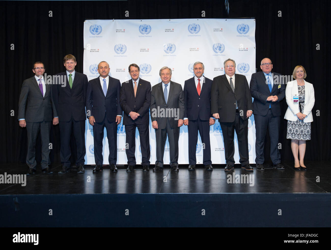 (170630) -- crans-montana, le 30 juin 2017 (Xinhua) -- Le conseiller spécial du Secrétaire général des Nations Unies sur Chypre Espen Barth Eide, Directeur de la sécurité nationale britannique au Foreign Office Jonathan Allen, Ministre des affaires étrangères turc Mevlut Cavusoglu, Président chypriote Nicos Anastasiades, le Secrétaire général de l'ONU Antonio Guterres, le dirigeant chypriote turc, Mustafa Akinci, Ministre des affaires étrangères grec Nikos Kotzias, première vice-présidente de la Commission européenne Frans Timmermans, et Représentant spécial du Secrétaire général des Nations Unies et Chef de la Force des Nations Unies chargée du maintien de la paix à Chypre Elizabeth Spehar (de G à D) Banque D'Images