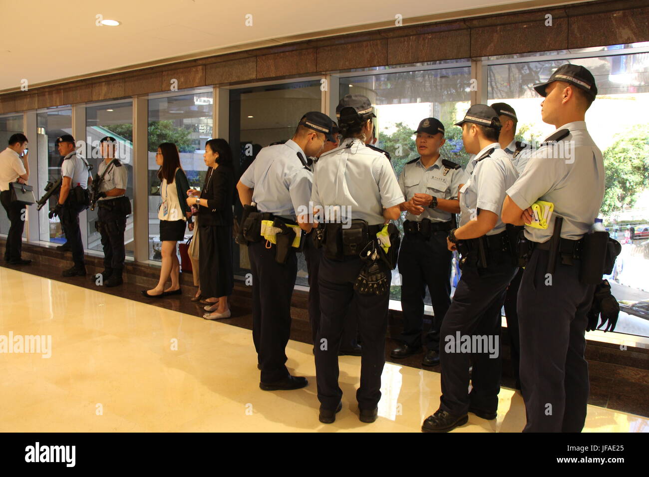 Apparemment une réunion tactique de la police en Convention Plaza, à Hong Kong, à moins de 0,1 km du président Xi Jinping a lieu le dîner Banque D'Images