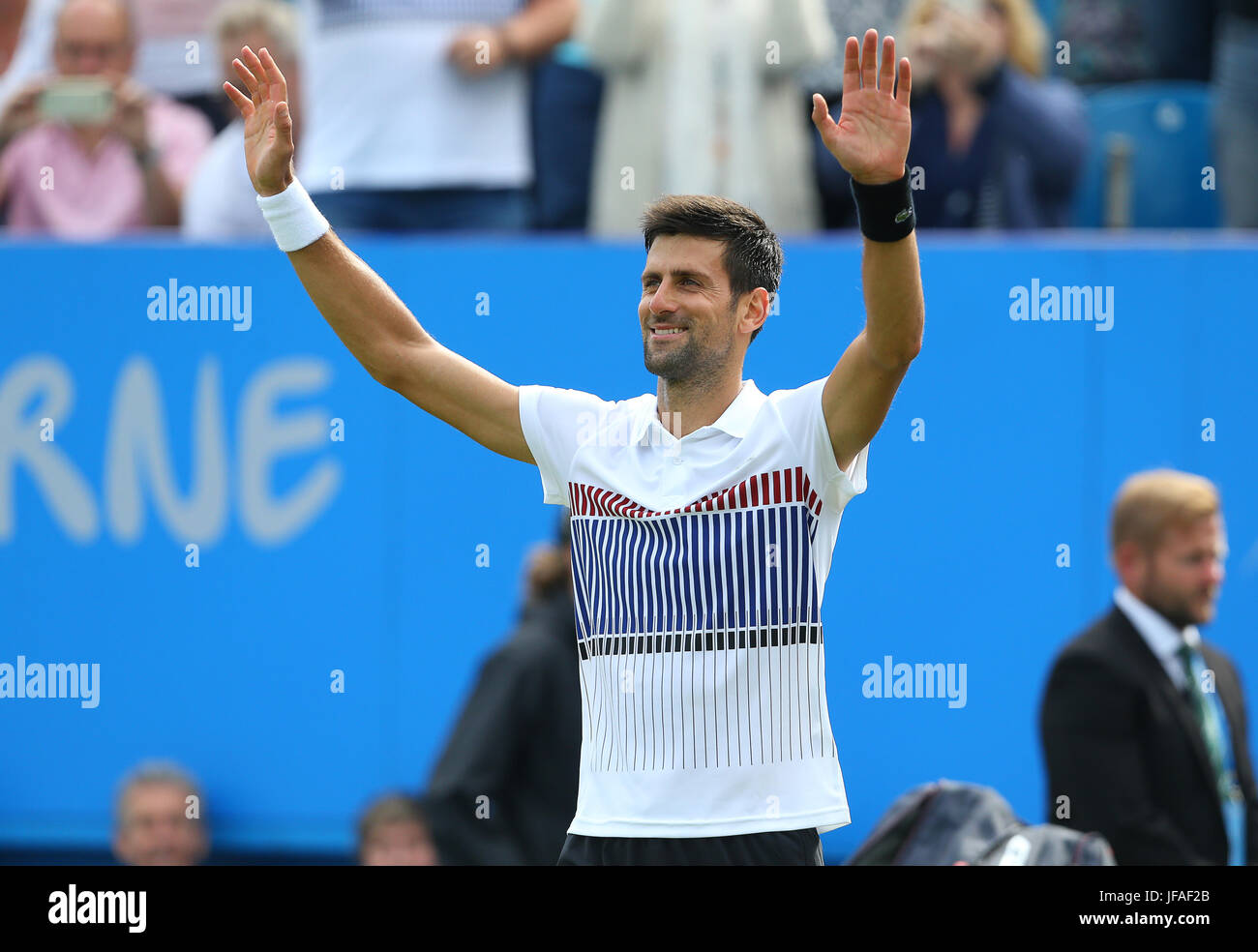 Eastbourne, Royaume-Uni. 30 Juin, 2017. Novak Djokovic la Serbie de célèbre après avoir battu Daniil Medvedev de la Russie dans la demi-finale au cours d'une sixième journée de l'International Aegon Eastbourne le 30 juin 2017, à Eastbourne, Angleterre Crédit : Paul Terry Photo/Alamy Live News Banque D'Images