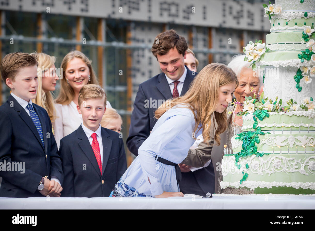 Le Roi Albert, La Reine Paola, le Roi Philippe, La Reine Mathilde, la Princesse Elisabeth, le Prince Gabriel, le Prince Emmanuel, La Princesse Eleonore, La Princesse Astrid, le Prince Lorenz, le Prince Amedeo, Lili, Anna Astrid, Princesse Luisa Maria, la Princesse Laetitia Maria, le Prince Joachim, La Princesse Claire, la princesse Louise, le Prince Aymeric et le Prince Nicolas de Belgique à assister à la célébration de 80 ans de la reine Paola à Waterloo, Belgique, 29 juin 2017. Photo : Patrick van Katwijk Pays-bas OUT, POINT DE VUE - PAS DE SERVICE DE FIL - Photo : Patrick van Katwijk/Dutch Photo Presse/dpa Banque D'Images