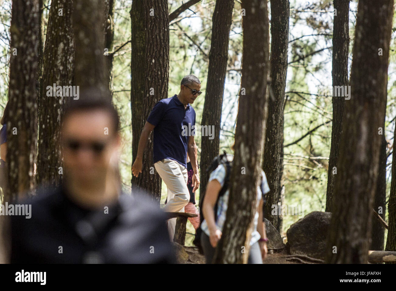 29 juin 2017 - L'ancien président américain Barack Obama les vagues durant sa visite à Becici Forêt de pins à Yogyakarta, Indonésie, le 29 juin, 2017. Obama et sa famille sont en ce moment en vacances dans le pays où il a vécu pendant plusieurs années en tant qu'enfant. En plus de Bali et Yogyakarta, Obama s'est également rendue à Jakarta pour rencontrer le président indonésien Joko Widodo à Bogor Palais de l'État. Pendant ce temps, Dino Patti Djalal, Président du Conseil d'administration de l'Indonesian Diaspora Network Global (IDNG), a déclaré que l'ancien 44e président des États-Unis, Barack Obama est prévue pour la présentation d'un discours Banque D'Images