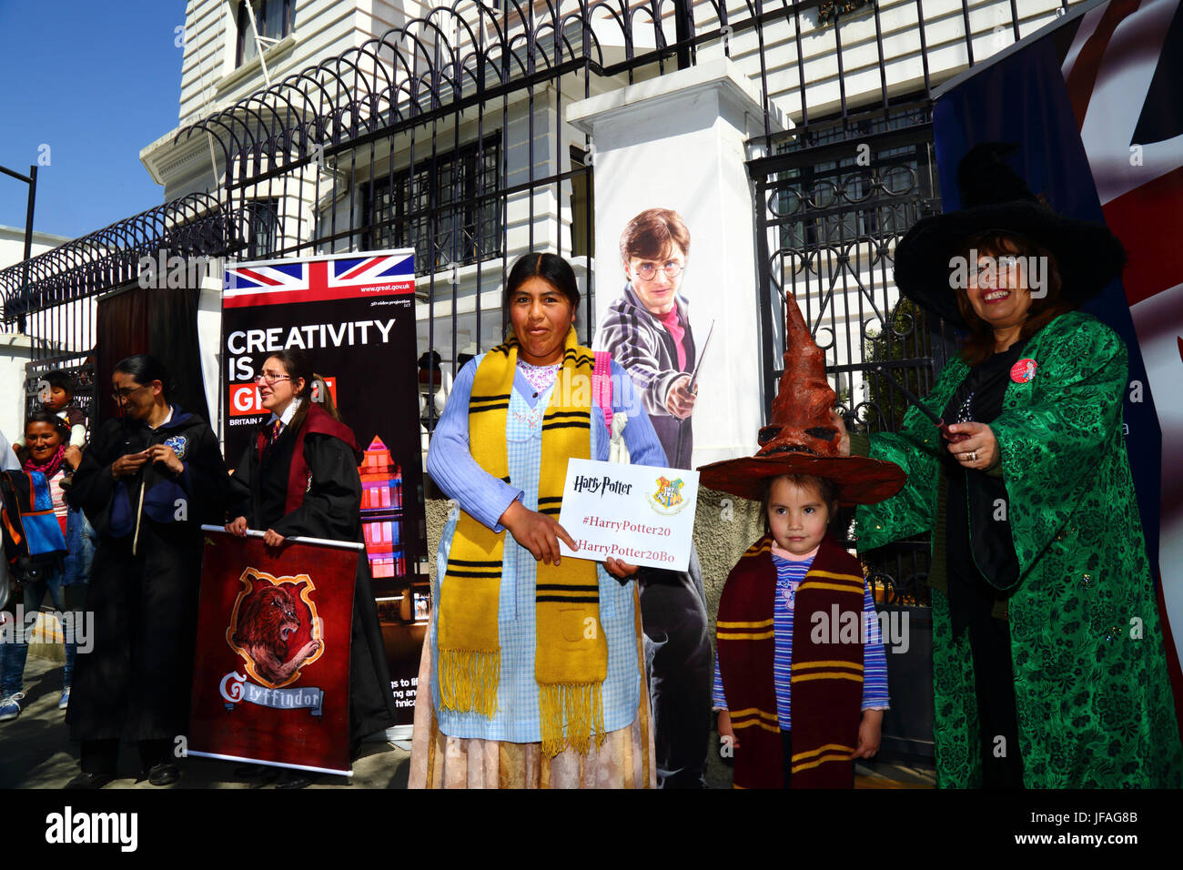 La Paz, Bolivie, 30 juin 2017. Une dame Aymara et sa fille posent avec Tatiana Carlasich (directeur du Club de Lectura Harry Potter Officiel de La Paz) et une grande silhouette de Harry Potter figure à l'extérieur de l'ambassade britannique à La Paz. L'événement était organisé par l'Ambassade britannique pour célébrer le 20e anniversaire de la publication du premier livre de Harry Potter, Harry Potter et la pierre philosophale par J.K. Rowling, qui a été publiée cette semaine en 1997. Brunker Crédit : James/Alamy Live News Banque D'Images