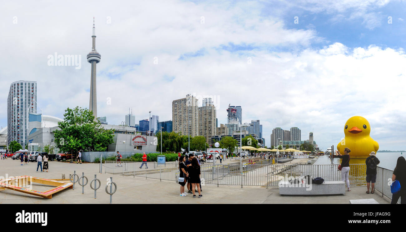 Toronto, Canada. 30 juin 2017. Le plus grand canard en caoutchouc faire c'est débuts canadiens dans le secteur riverain de Toronto pour célébrer le 150e anniversaire de la maison Redpath Waterfront Festival du 1 juillet au 3 juillet 2017. Dominic Chan/EXimages/Alamy Live News Banque D'Images