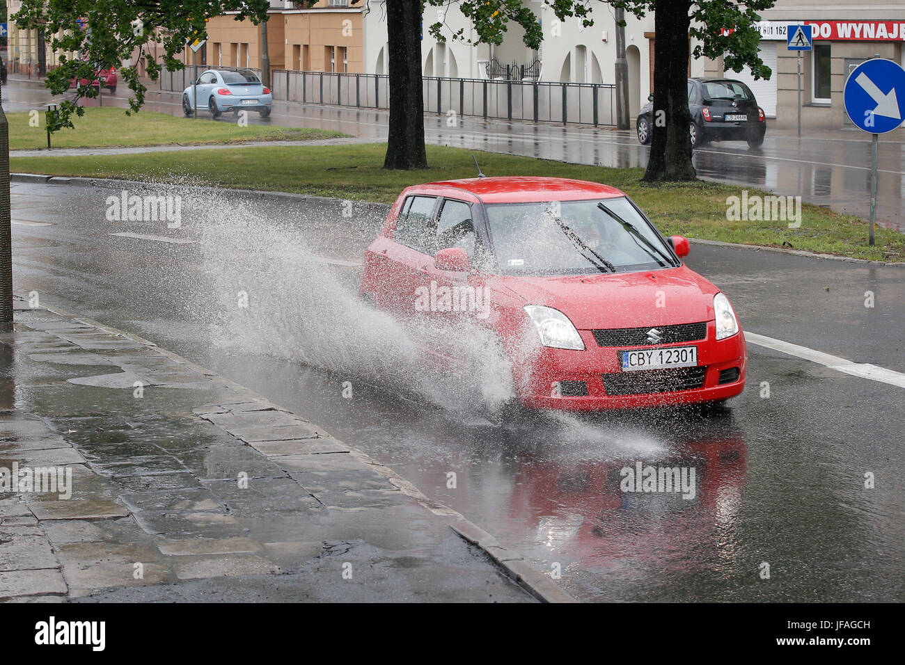 Bydgoszcz, Pologne. 30 Juin, 2017. Les voitures sont vus à travers la conduite d'une grande flaque d'eau dans le centre-ville. Credit : Jaap Arriens/Alamy Live News Banque D'Images