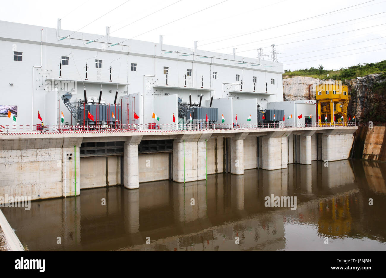 (170630) -- SOUBRE (CÔTE D'IVOIRE), le 30 juin 2017 (Xinhua) -- Photo prise le 30 juin 2017 présente une vue de la centrale électrique de Soubre près de la ville de Soubre en Côte d'Ivoire. Une cérémonie a eu lieu vendredi en Côte d'Ivoire pour marquer officiellement le début de la production d'électricité à Soubre centrale hydroélectrique, qui a été construit par une société chinoise. Avec une capacité installée de 275 MW, le 4,5 km de long barrage Soubre est la plus grande de ce genre jusqu'à présent dans le pays d'Afrique de l'ouest. (Xinhua/Pan François Picard) Banque D'Images