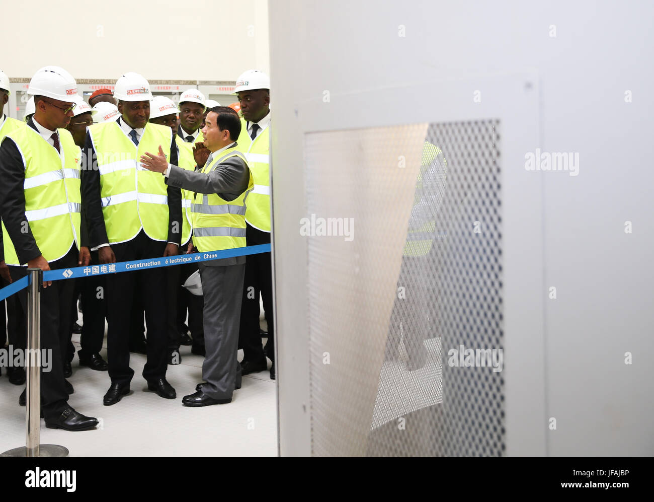 (170630) -- SOUBRE (CÔTE D'IVOIRE), le 30 juin 2017 (Xinhua) -- Amadou Gon Coulibaly (2L, à l'avant), premier ministre de la Côte d'Ivoire, rend visite à la station d'énergie hydroélectrique Soubre, accompagnée par l'ambassadeur chinois en Côte d'ivoire Tang Weibin (2e R, à l'avant), près de la ville de Soubre en Côte d'Ivoire, le 30 juin 2017. Une cérémonie a eu lieu vendredi en Côte d'Ivoire pour marquer officiellement le début de la production d'électricité à Soubre centrale hydroélectrique, qui a été construit par une société chinoise. Avec une capacité installée de 275 MW, le 4,5 km de long barrage Soubre est la plus grande de ce genre jusqu'à présent en Banque D'Images