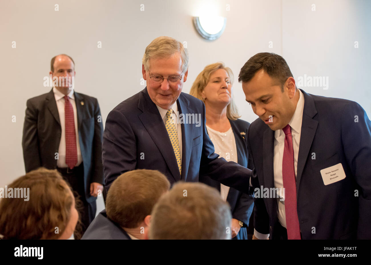 Elizabethtown, Kentucky, USA. 30 Juin, 2017. Le sénateur républicain Mitch McConnell accueille les personnes à fundraiser à Elizabethtown, Kentucky, le 30 juin 2017. Crédit : Joe Tabb/Alamy Live News Banque D'Images