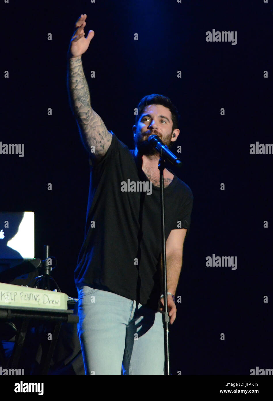 Milwaukee, Wisconsin, États-Unis. 30 Juin, 2017. Chanteur auteur-compositeur Jon Bellion effectue live au Festival Park pendant Henry Maier Summerfest à Milwaukee, Wisconsin. Ricky Bassman/Cal Sport Media/Alamy Live News Banque D'Images