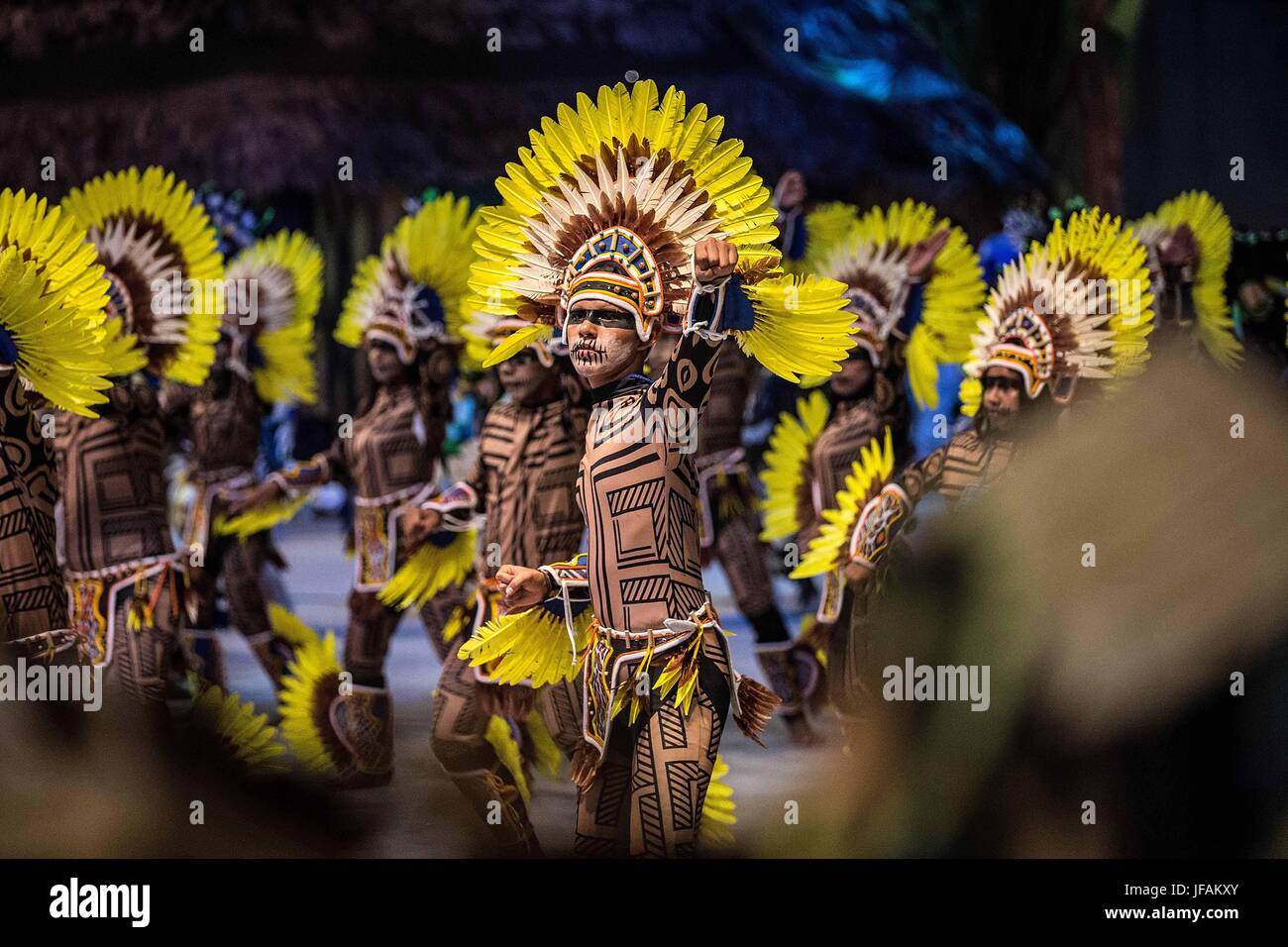 Tarente, au Brésil. 1er juillet 2017. Acteurs de l'équipe Caprichoso exécuter au cours de la Tarente Tarente, Festival du Folklore à l'état d'Amazonas, Brésil, le 1 juillet 2017. Tarente, Festival de folklore populaire une célébration annuelle qui a eu lieu dans la ville brésilienne de Tarente, Amazonas, a débuté le vendredi soir à minuit. Crédit : Li Ming/Xinhua/Alamy Live News Banque D'Images