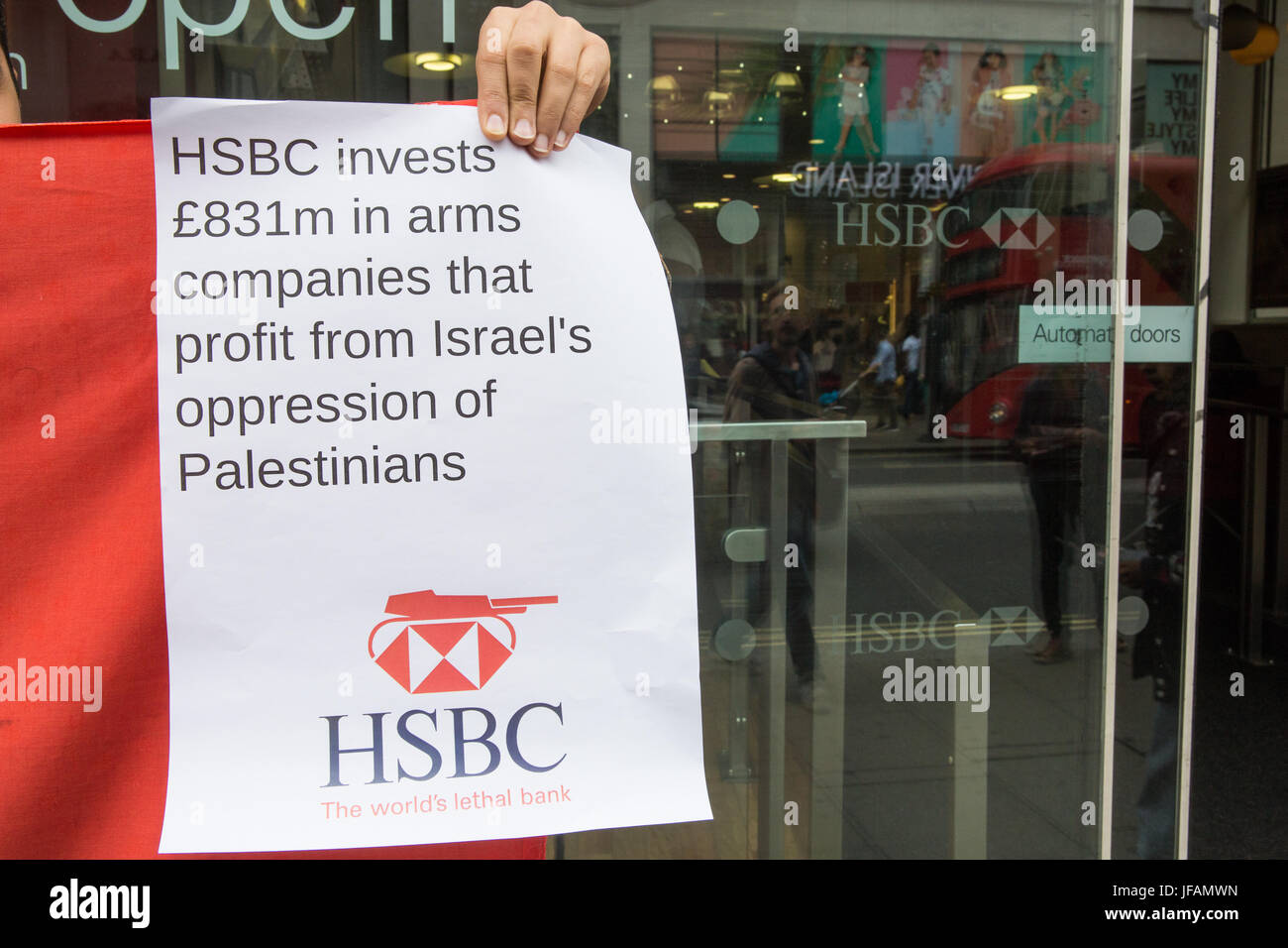 Londres, Royaume-Uni. 1er juillet 2017. Des militants du London Action Palestine manifestation devant la HSBC dans Oxford Street contre la banque est propriétaire des actions de sociétés, telles que BAE Systems, Caterpillar et Elbit Systems, à la promotion de l'occupation israélienne de la Palestine dans le cadre d'un arrêt d'armer Israël semaine d'action. Credit : Mark Kerrison/Alamy Live News Banque D'Images