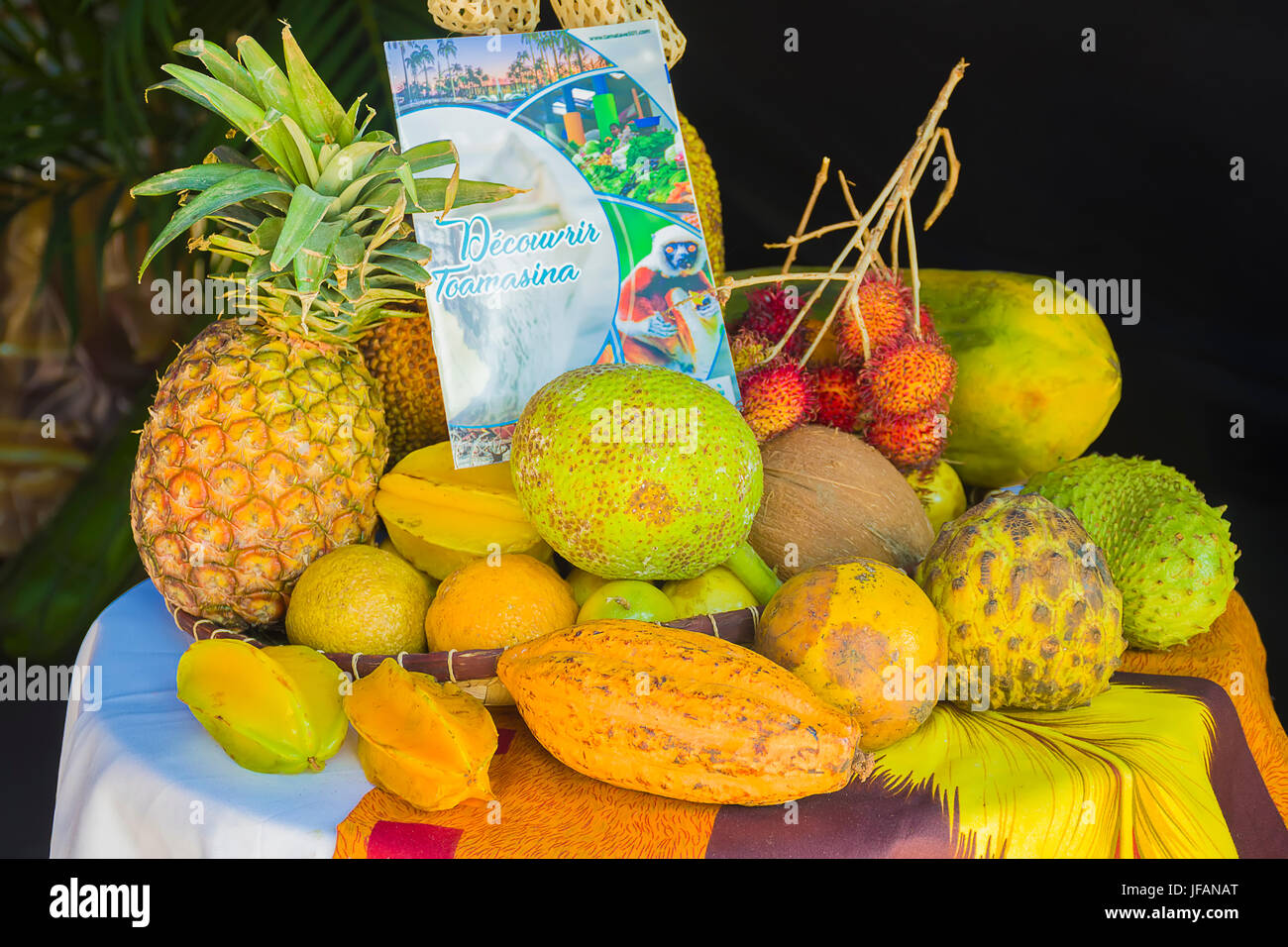 Antananarivo Madagascar 16 Juin 2017 exposition De Fruits Frais antananarivo-madagascar-16-juin-2017-exposition-de-fruits-frais