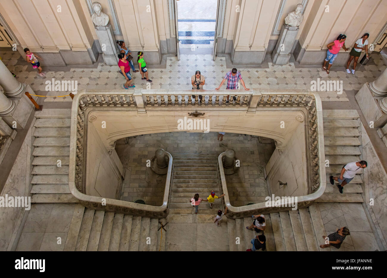 Escalier à l'intérieur du Museo DE LA REVOLUCION - LA HAVANE, CUBA Banque D'Images