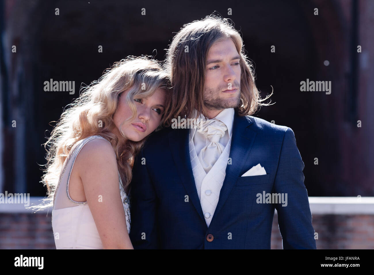 Des modèles de mode homme et femme debout en plein air rétro-éclairage Banque D'Images