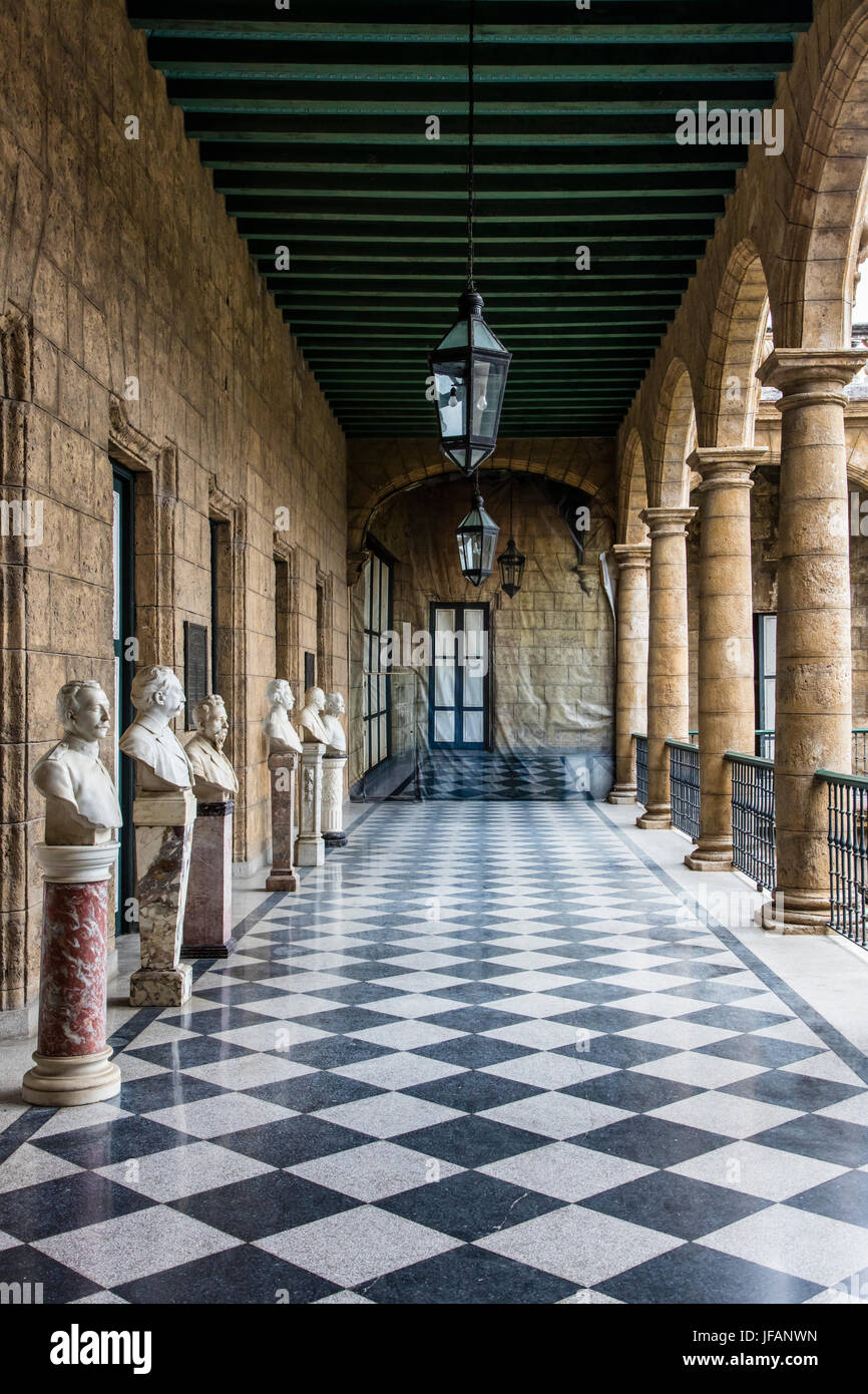 La ligne de statues de marbre la cour du MUSÉE DE LA CUIDAD - LA HAVANE, CUBA Banque D'Images