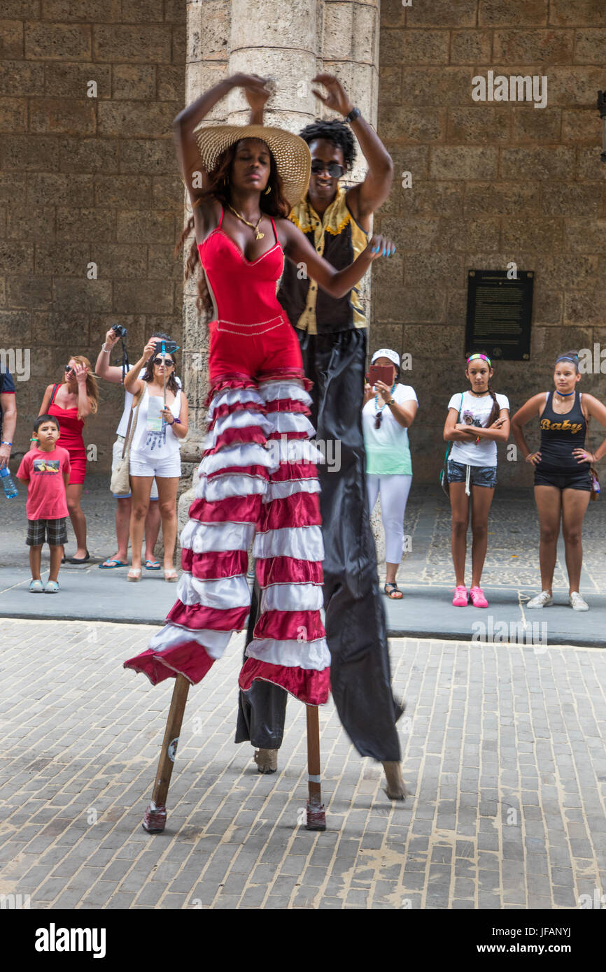 Échassiers de divertir la foule dans la PLAZA DE ARMAS situé dans Habana Vieja - LA HAVANE, CUBA Banque D'Images