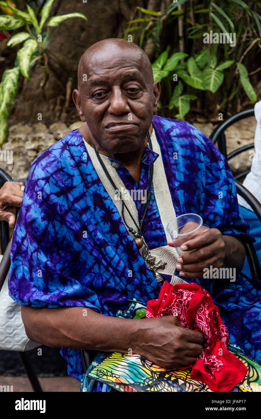 Un vieil homme cubain l'écoute d'un groupe de RUMBA jouant la musique afro-cubaine à VEDADO - LA HAVANE, CUBA Banque D'Images