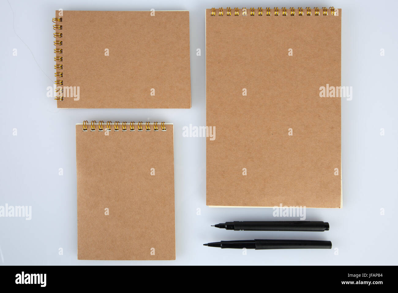 Ensemble de bloc-notes avec stylo noir pour les maquettes. Top View with copy space Banque D'Images