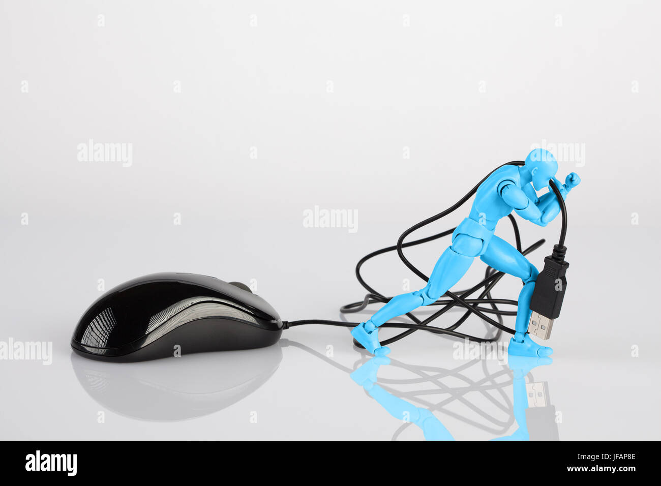 Figurine mâle en faisant glisser une souris d'ordinateur sur le tableau blanc. L'entreprise Offres d'esclavage et concept avec copie espace Banque D'Images