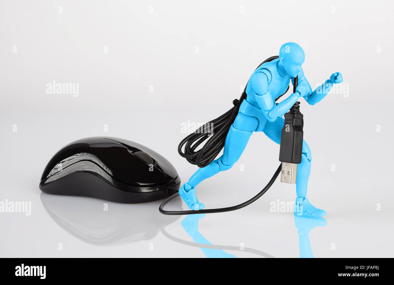 Figurine mâle bleu faisant glisser une souris d'ordinateur sur le tableau blanc. L'entreprise offres, l'esclavage, et la dette concept avec copie espace Banque D'Images