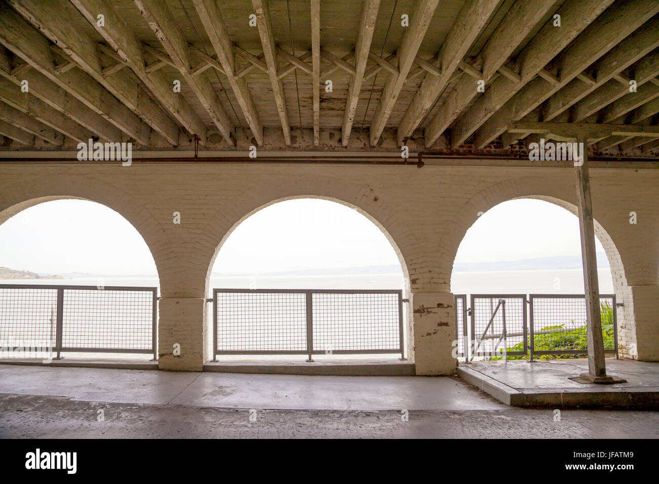 Arches donnant sur la baie de l'intérieur du pénitencier d'Alcatraz, San Francisco, California, USA Banque D'Images