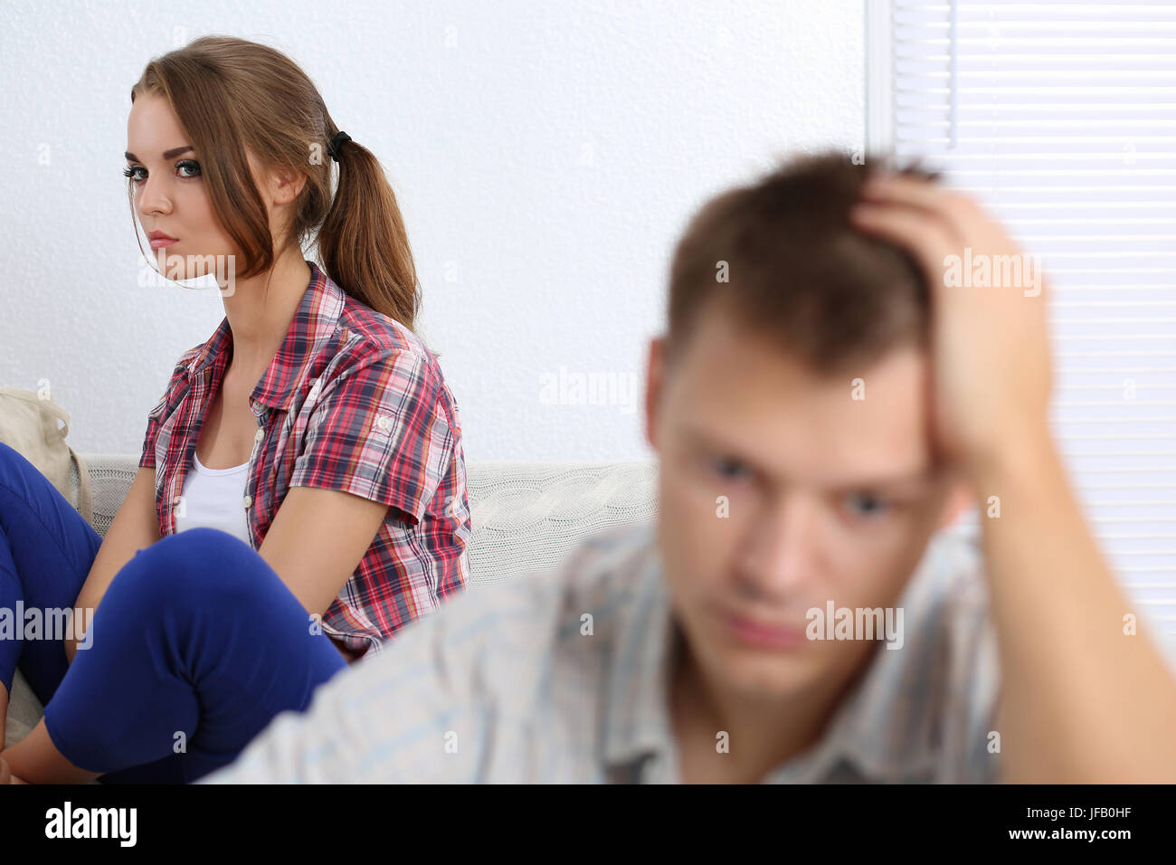 Portrait de malheureux jeune couple ayant des problèmes. Focus on woman Banque D'Images