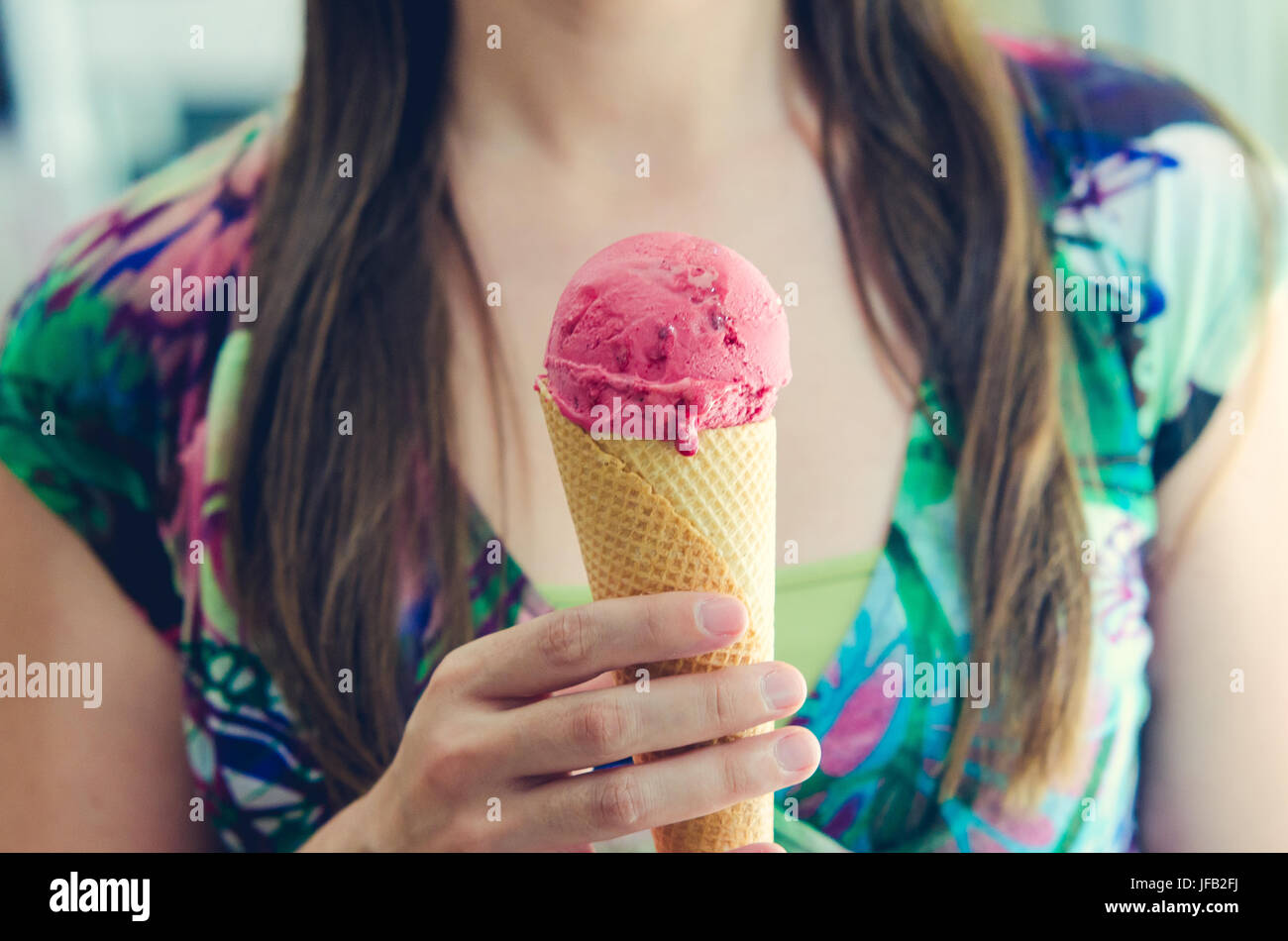 Femme mangeant des glaces. Banque D'Images
