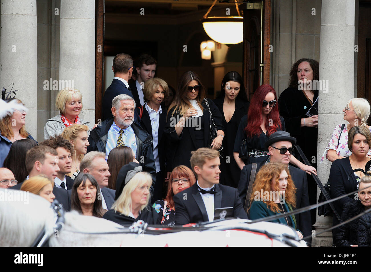 En deuil y compris Kym Marsh, Helen Worth et Kate Oates quittent le service funéraire de Martyn Hett, qui a été tué dans l'attentat de Manchester Arena, à Stockport Town Hall Plaza. Banque D'Images